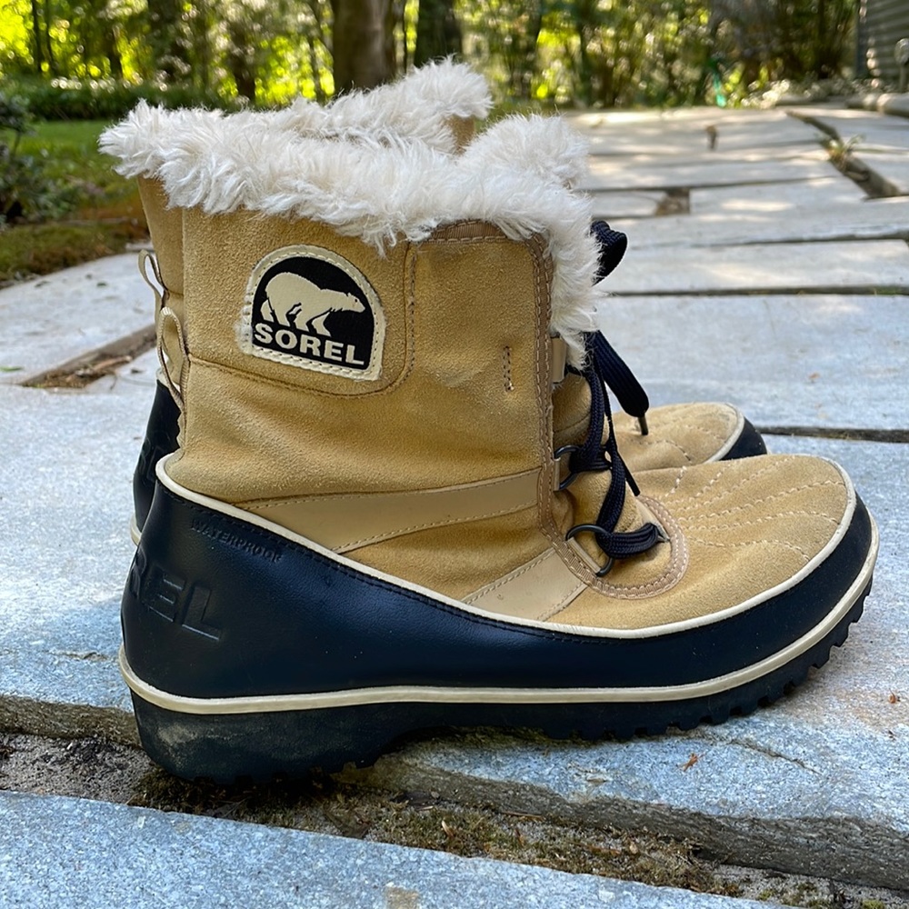 Sorel Short Caribou Boot
